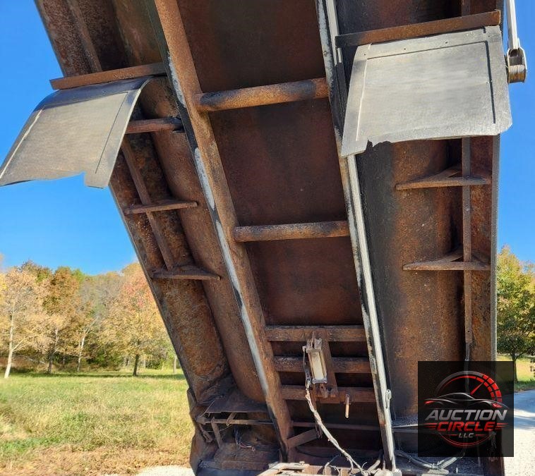 2015 Peterbilt 348  dump truck