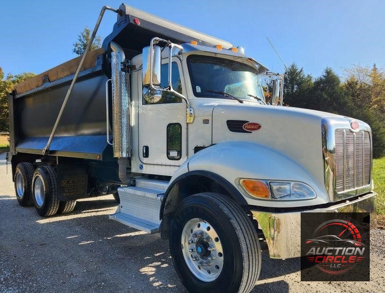 2015 Peterbilt 348  dump truck