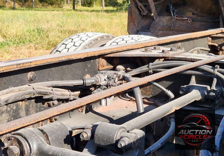 2015 Peterbilt 348  dump truck