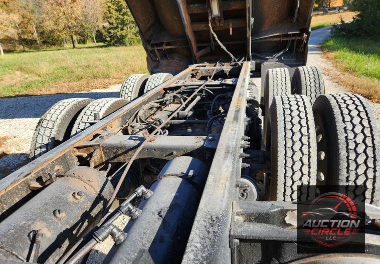 2015 Peterbilt 348  dump truck