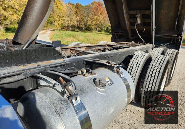2015 Peterbilt 348  dump truck