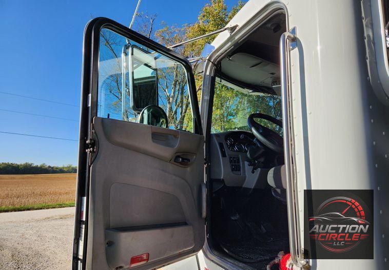 2015 Peterbilt 348  dump truck