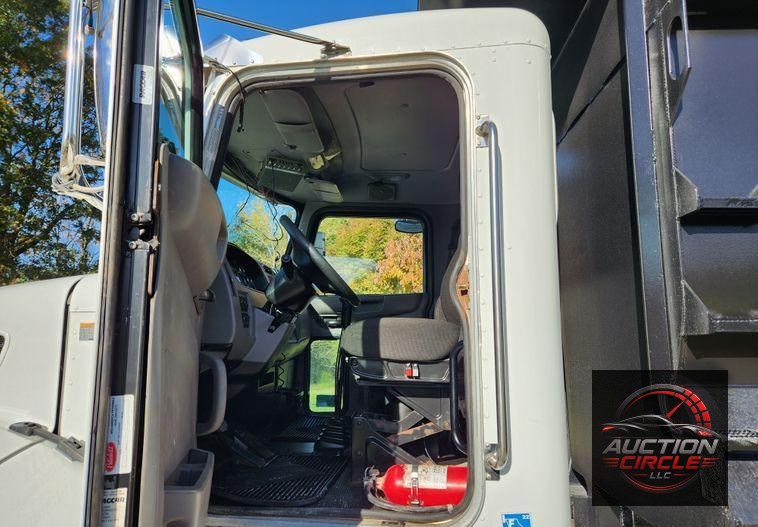 2015 Peterbilt 348  dump truck