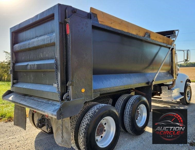 2015 Peterbilt 348  dump truck