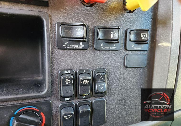 2015 Peterbilt 348  dump truck