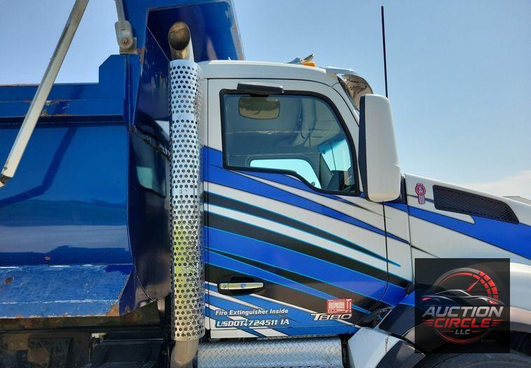 2016 Kenworth T880 dump truck