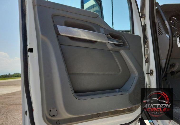 2016 Kenworth T880 dump truck