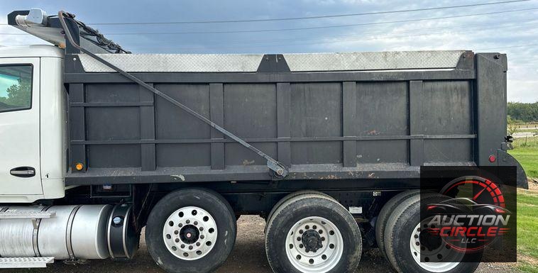 2016 Kenworth  T880 dump truck