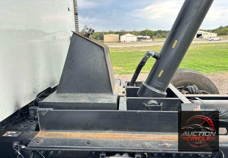 2016 Kenworth  T880 dump truck