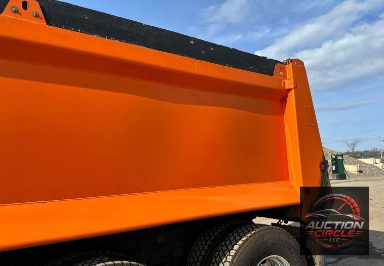 2018 Kenworth T880 dump truck