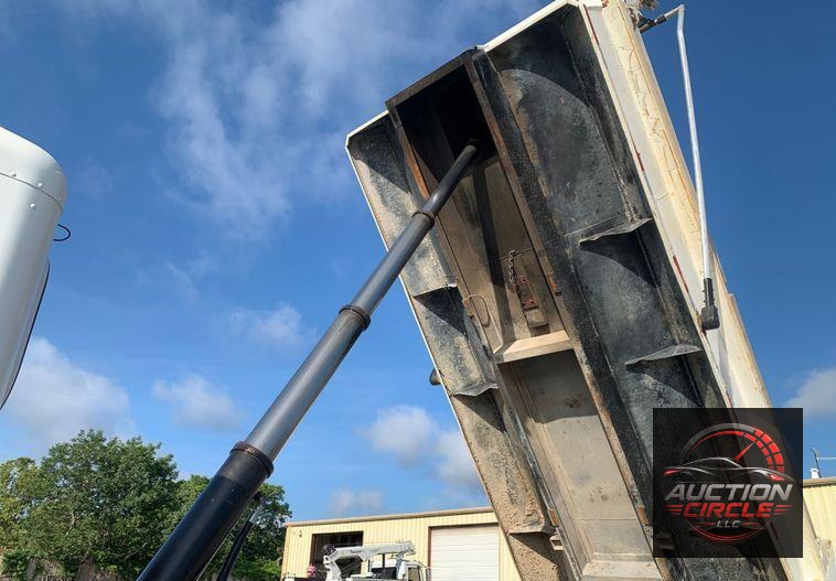 2015 Peterbilt 348 dump truck