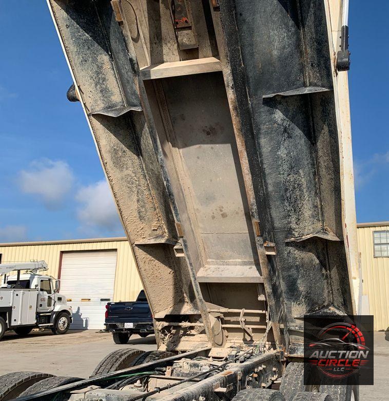 2015 Peterbilt 348 dump truck