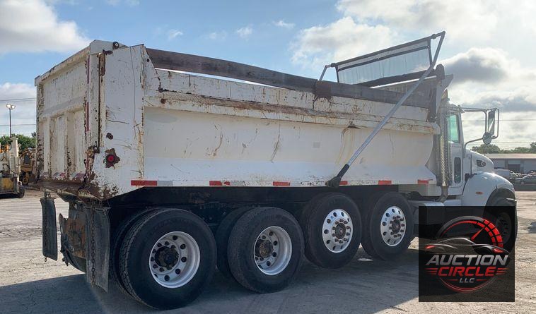 2015 Peterbilt 348 dump truck