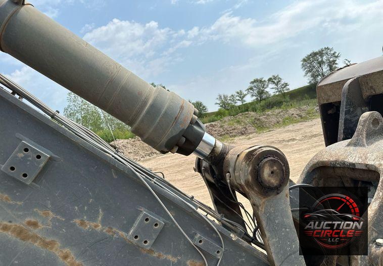 2017 John Deere 470G LC  excavator