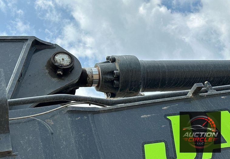 2017 John Deere 470G LC  excavator