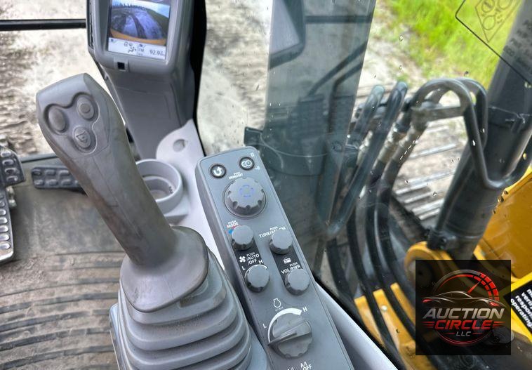 2022 John Deere 250G LC excavator