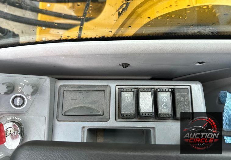 2022 John Deere 250G LC excavator