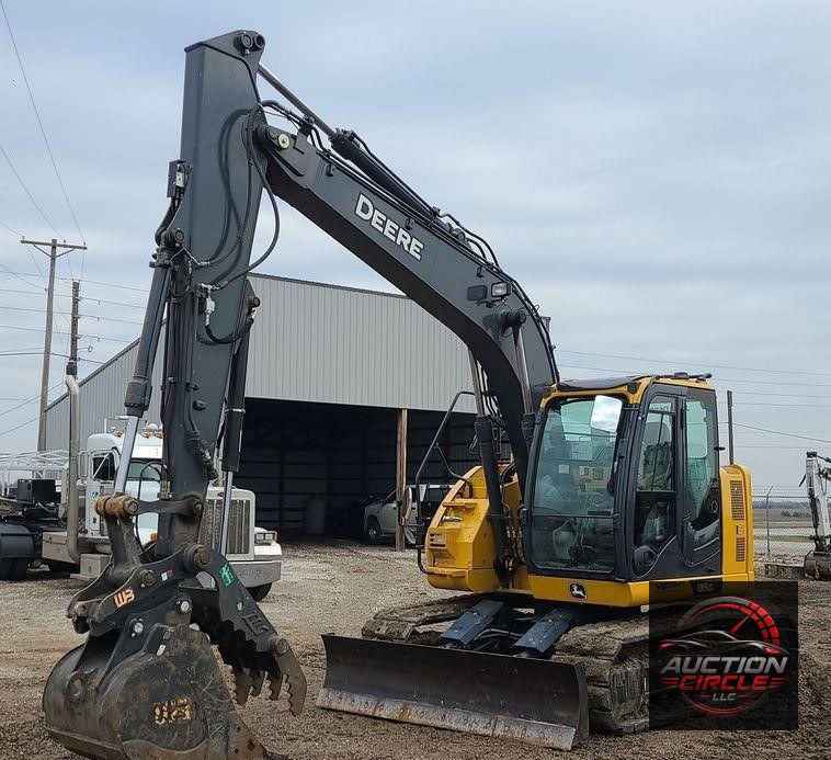 2022 John Deere 135G  excavator