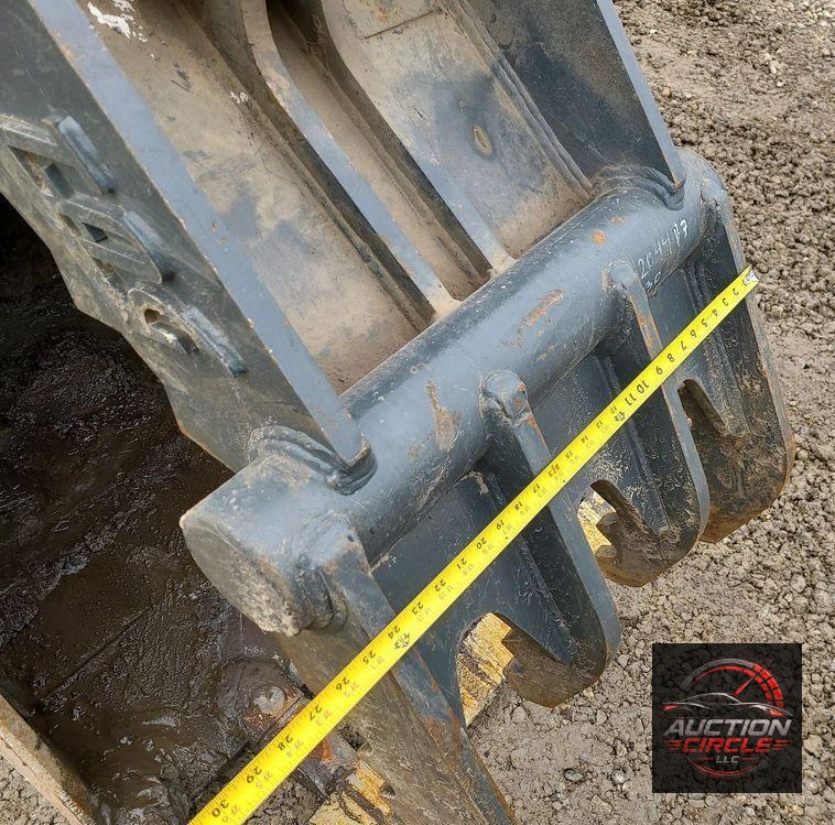 2022 John Deere 135G  excavator