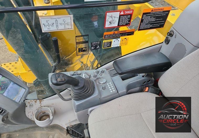 2022 John Deere 135G  excavator
