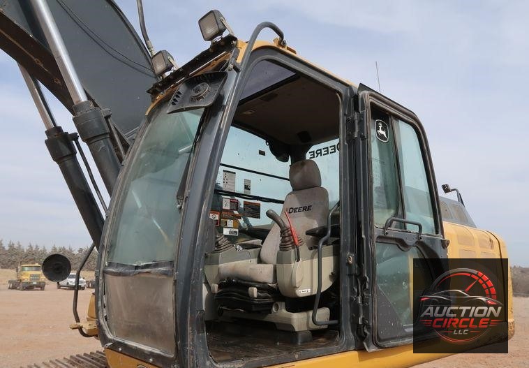 2015 John Deere 210G LC  excavator