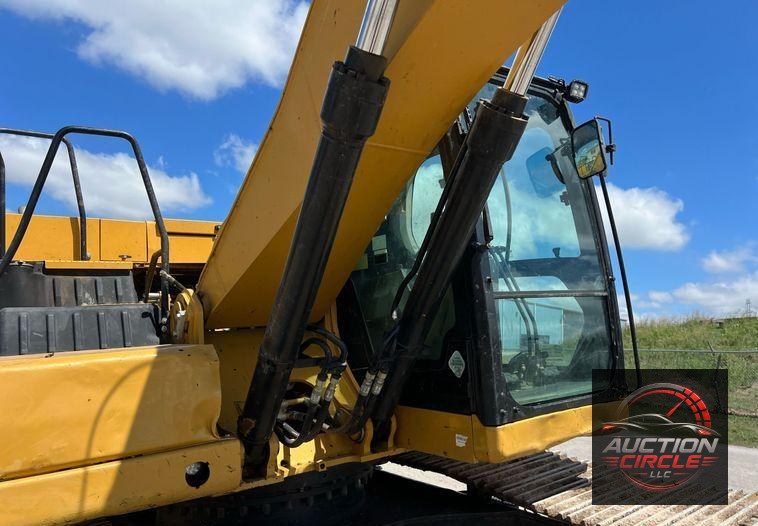 2019 Caterpillar 320 excavator