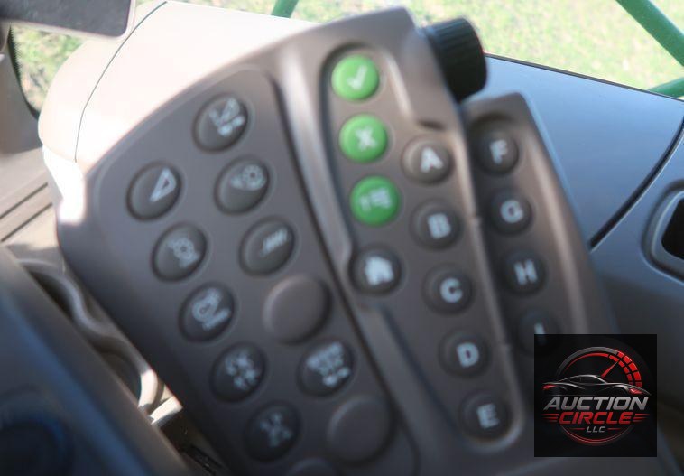 2016 John Deere S670 STS  combine