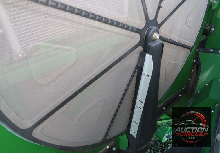 2016 John Deere S670 STS  combine