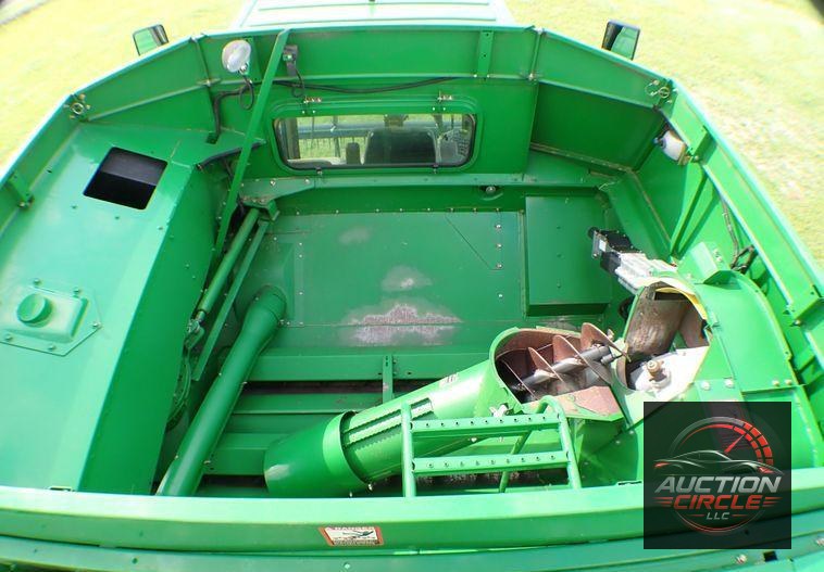 2004 John Deere 9560  combine