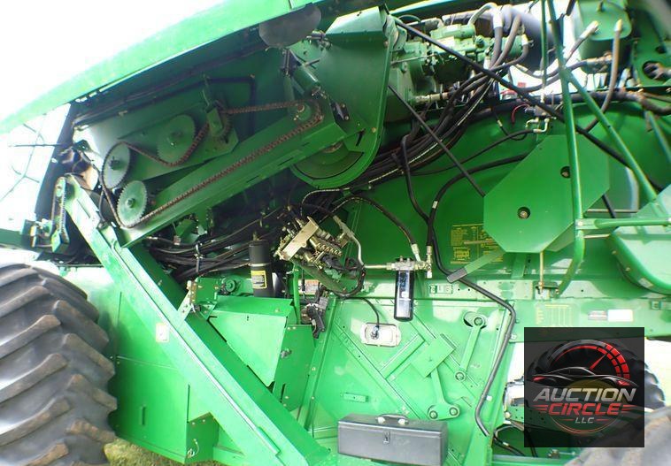 2004 John Deere 9560  combine