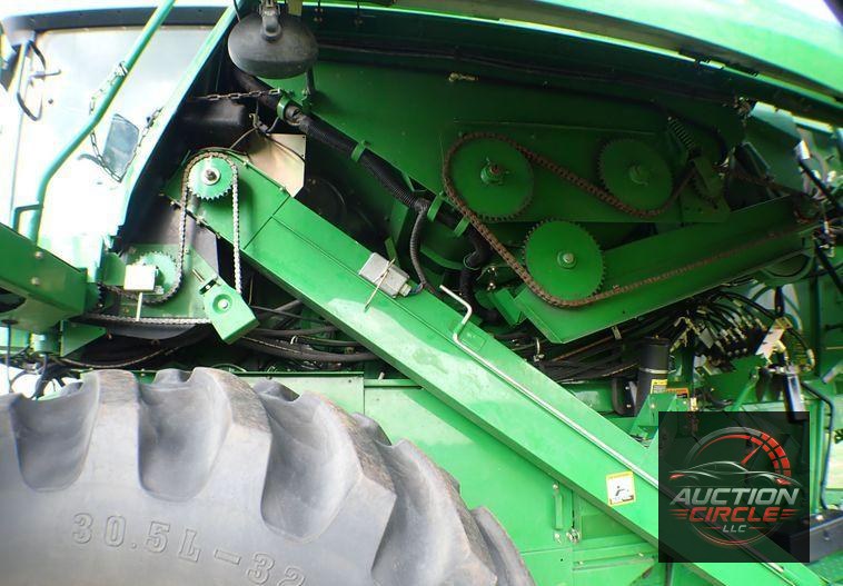 2004 John Deere 9560  combine