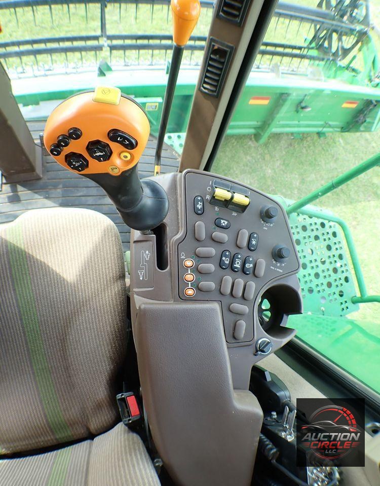 2004 John Deere 9560  combine