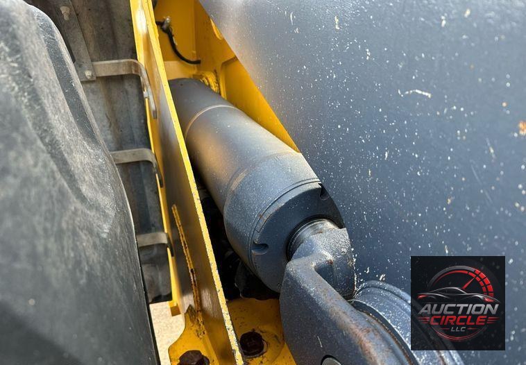 2016 John Deere 824K wheel loader