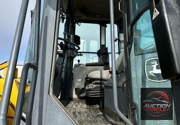 2016 John Deere 824K wheel loader