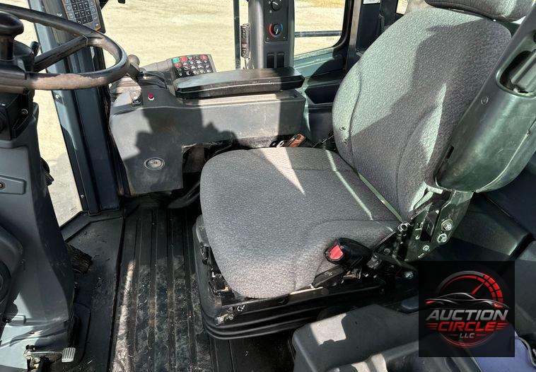 2016 John Deere 824K wheel loader