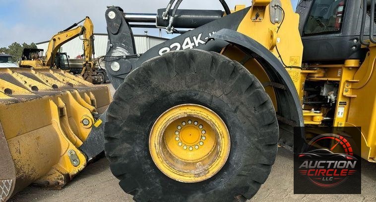 2016 John Deere 824K wheel loader