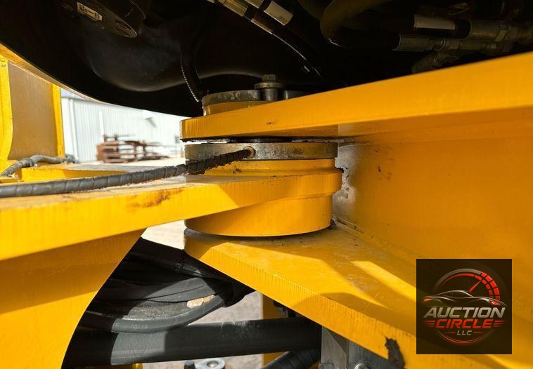 2016 John Deere 824K wheel loader