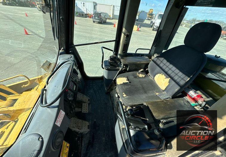 2005 Caterpillar 953C track loader